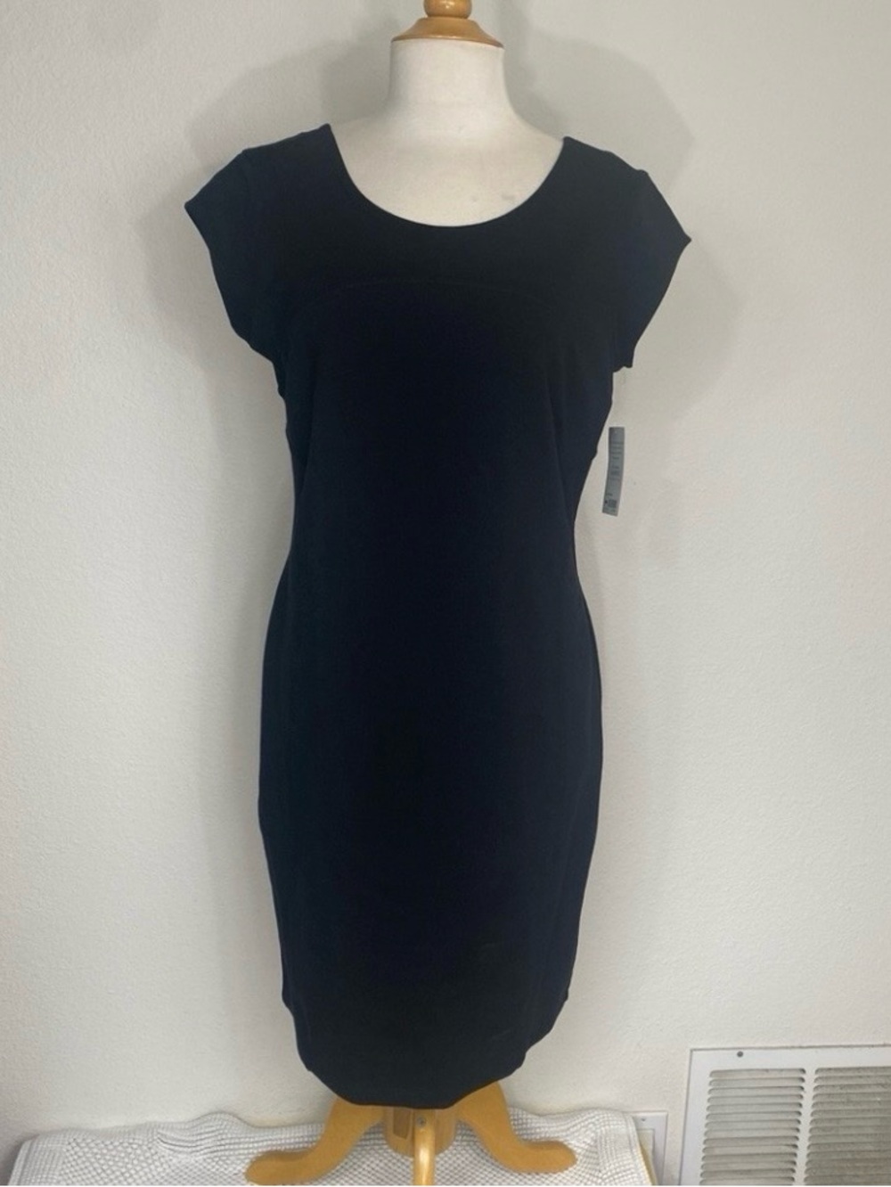 NWT New Athleta Womens Black Illusion Ponte Cap Sleeve Dress Classic Size L